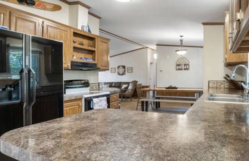 Kingston House | Sunset Hideaway- Washita Point- 2 miles from Alberta Creek Marina on Lake Texoma