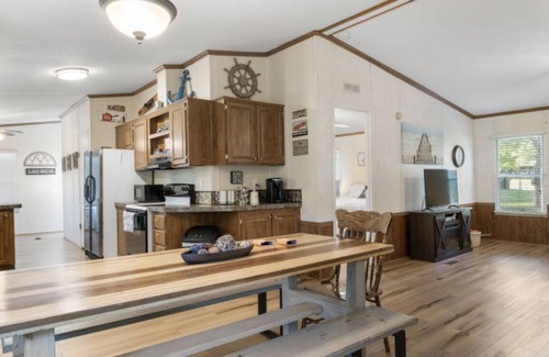 Kingston House | Sunset Hideaway- Washita Point- 2 miles from Alberta Creek Marina on Lake Texoma