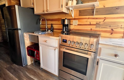 Fayetteville Cabin | Sunset Hillside Cabin on Horse Farm -Pet Friendly E