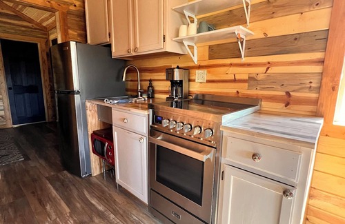 Fayetteville Cabin | Sunset Hillside Cabin on Horse Farm -Pet Friendly E