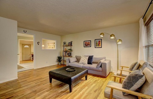Sunset House | Sunset Home perfect for extended stays with fully fenced in yard, designated office, two living rooms, located across from Boise Foothills and close to Bogus Basin in Boise's North End