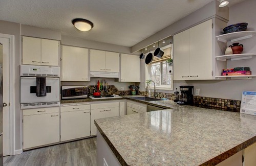 Sunset House | Sunset Home perfect for extended stays with fully fenced in yard, designated office, two living rooms, located across from Boise Foothills and close to Bogus Basin in Boise's North End