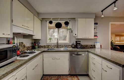 Sunset House | Sunset Home Pet Friendly Fenced Yard/Foothills