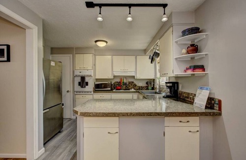Sunset House | Sunset Home Pet Friendly Fenced Yard/Foothills