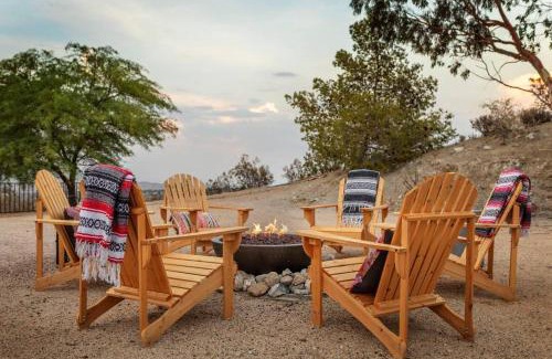 Yucca Valley House | Sunset House Joshua Tree Infinity Pool Spa Views Hiking Trail