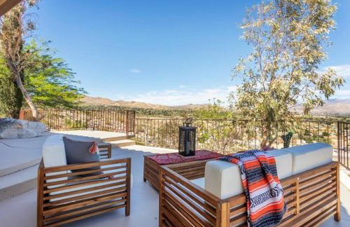 Yucca Valley House | Sunset House Joshua Tree Infinity Pool Spa Views Hiking Trail