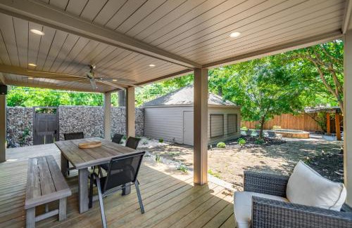 Oak Cliff House | Sunset House - Luxury Pool and Hot Tub Retreat