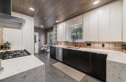 Oak Cliff House | Sunset House - Luxury Pool and Hot Tub Retreat