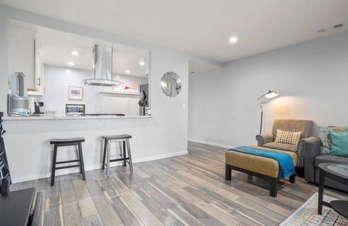 Mission Hills Apartment | Sunset in Old Town with a Perfect Location
