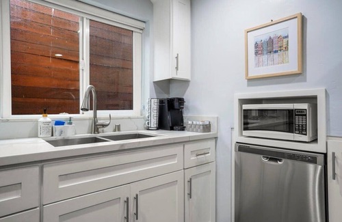 Mission Hills Apartment | Sunset in Old Town with a Perfect Location
