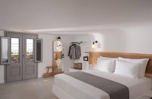 Akrotiri Hotel | Sunset Junior Suite with outdoor Hot Tub