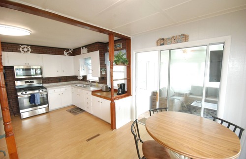 Coldwater House | SUNSET LAKE HOUSE!The best of family time at the North Chain of Lakes.SLEEPS 8!