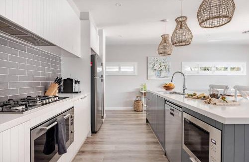 Swansea House | Sunset Lakefront