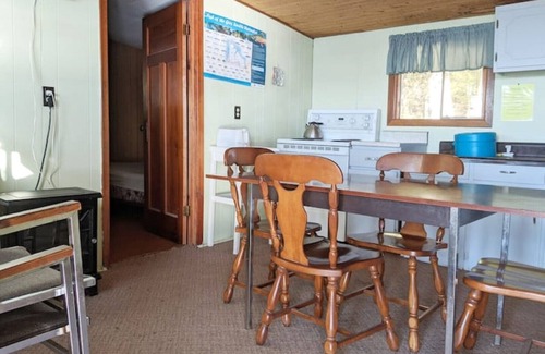 South Bruce Peninsula Cabin | Sunset Lakefront Spacious 8 people Getaway,