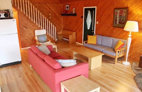 Northern Bruce Peninsula Cottage | ★Sunset Lakehouse,Hot tub,Waterfront,Wifi,Canoes Kayaks★