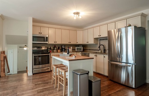 Drummond-North Elmsley Cottage | Sunset Lakehouse Retreat
