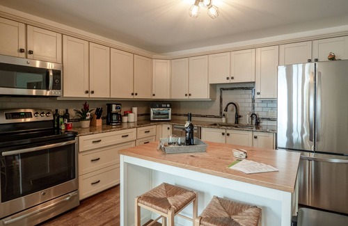 Drummond-North Elmsley Cottage | Sunset Lakehouse Retreat