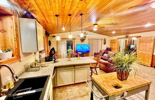 Harpers Ferry Cabin | Sunset Lodge 9 Bedroom Lodge w/Hot Tub & Pool