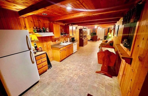 Harpers Ferry Cabin | Sunset Lodge 9 Bedroom Lodge w/Hot Tub & Pool