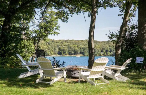 Omena Cottage | Sunset Lodge - Shedd Cottage suites