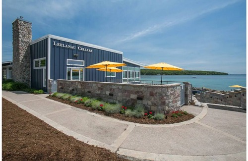 Omena Cottage | Sunset Lodge - Shedd Cottage suites
