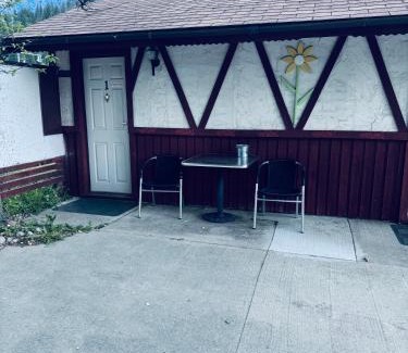 East Kootenay Hotel | Sunset Motel