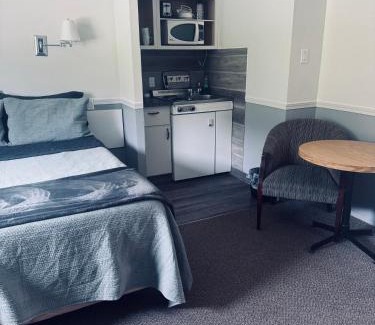 East Kootenay Hotel | Sunset Motel