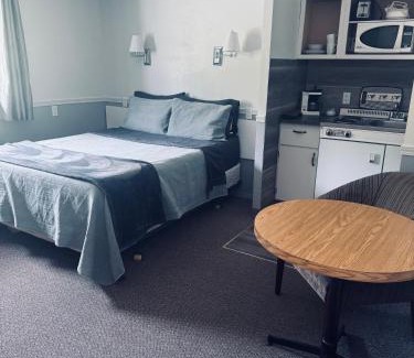 East Kootenay Hotel | Sunset Motel