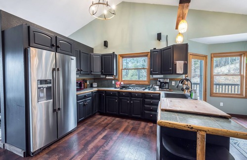 Bailey House | Sunset Mountain Views 5 min to Town on 3 Acres, Firepit, Grill, Fenced Yard