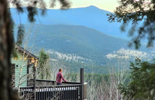 Bailey House | Sunset Mountain Views 5 min to Town on 3 Acres, Firepit, Grill, Fenced Yard