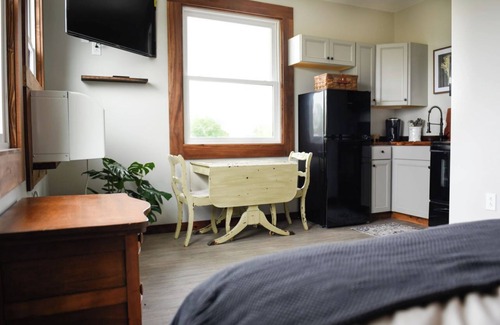Madison Apartment | Sunset over the city Suite 201, Sunset over the city Suite 201