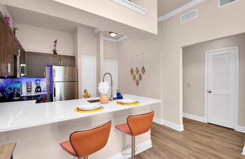 Houston Apartment | Sunset Paradise - 1BR/NRG/Med Center/Galleria