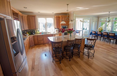 Livingston House | Sunset Retreat - Beautiful Lake Front Rental Property