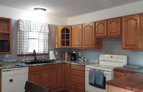 Albany Apartment | Sunset retreat. Charming 2-bedroom apartment with shared.pool n hot tub.