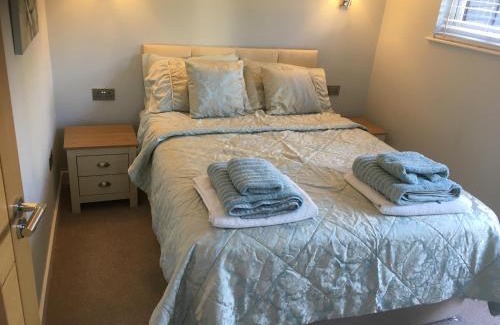 Carsethorn Ski Chalet | Sunset Retreat Lodge with Hot Tub