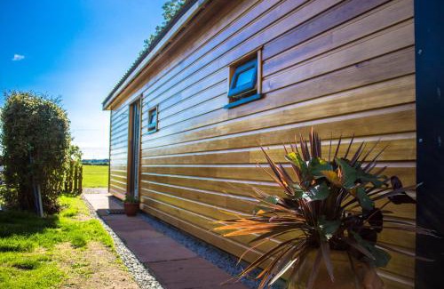 Carsethorn Ski Chalet | Sunset Retreat Lodge with Hot Tub