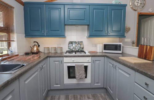 Tewitfield Cottage | SUNSET RETREAT, pet friendly, with pool in Carnforth
