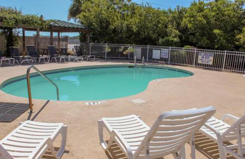 Folly Beach Apartment | Sunset Retreat