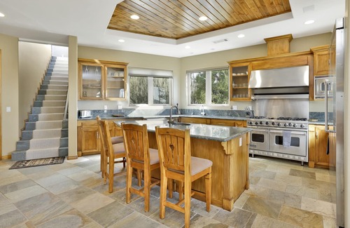 Castle Glen Estates Cabin | Sunset Ridge Villa at Big Bear ~ Hot Tub ~ Games ~ Multi-Level Luxe Chalet Retreat