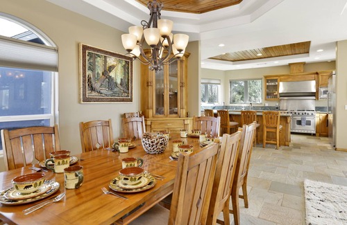 Castle Glen Estates Cabin | Sunset Ridge Villa at Big Bear ~ Hot Tub ~ Games ~ Multi-Level Luxe Chalet Retreat