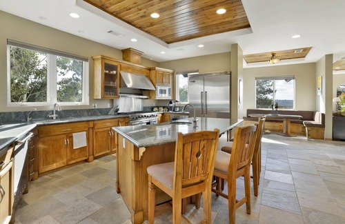 Castle Glen Estates Cabin | Sunset Ridge Villa at Big Bear ~ Hot Tub ~ Games ~ Multi-Level Luxe Chalet Retreat
