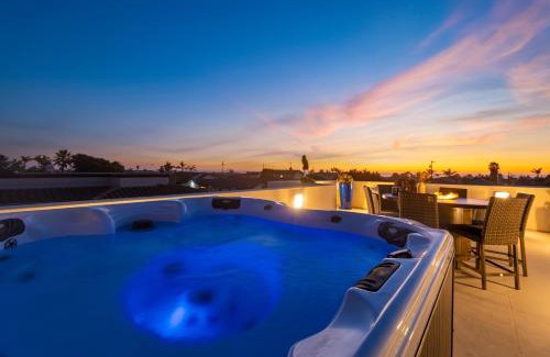 Grover Beach House | Sunset Serenity by AvantStay Rooftop w Hot Tub Fire Pit 3 Blocks to Beach