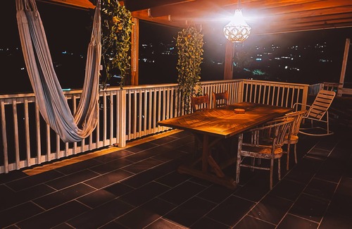 Hart Bay House | Sunset Shanti - artist's oasis with sunset view