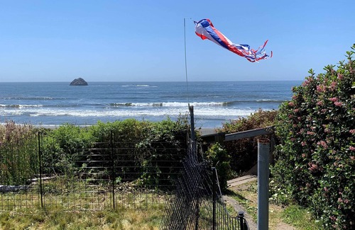 Smith River Apartment | Sunset Shore Retreats Ocean Front "Cozy Seal Slumber"