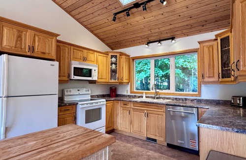 Bala Cottage | Sunset Shores Muskoka