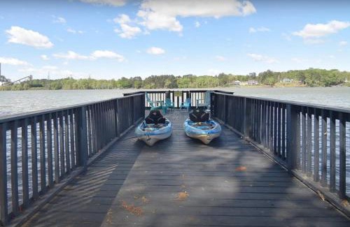Dixie - Berryhill House | Sunset Shores Retreat