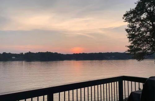 Dixie - Berryhill House | Sunset Shores Retreat