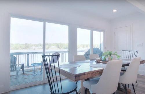 Dixie - Berryhill House | Sunset Shores Retreat