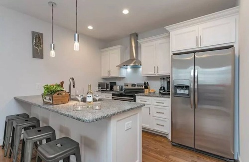 Maplewood Heights House | ★Sunset Stunner★ 7 beds! 9 min→Broadway Garage ★