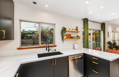 Mission Hills House | Sunset Terrace|Hot Tub|King Bed|Game Room|Parking